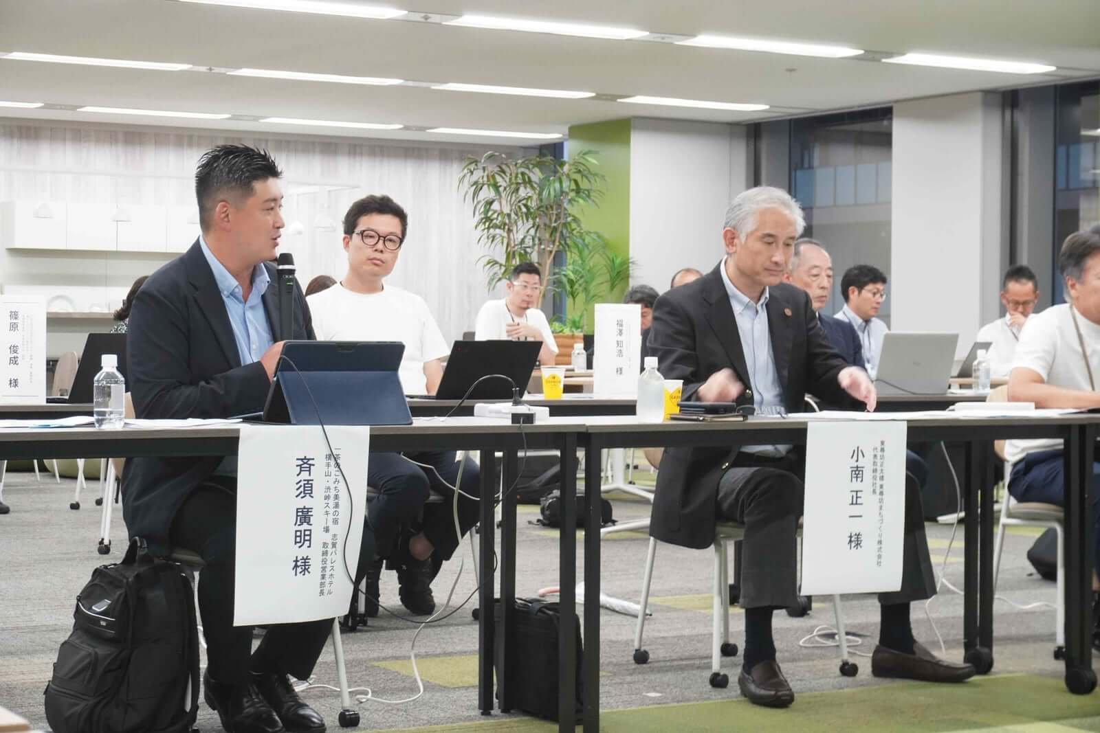 講評者が学生にフィードバックする様子
