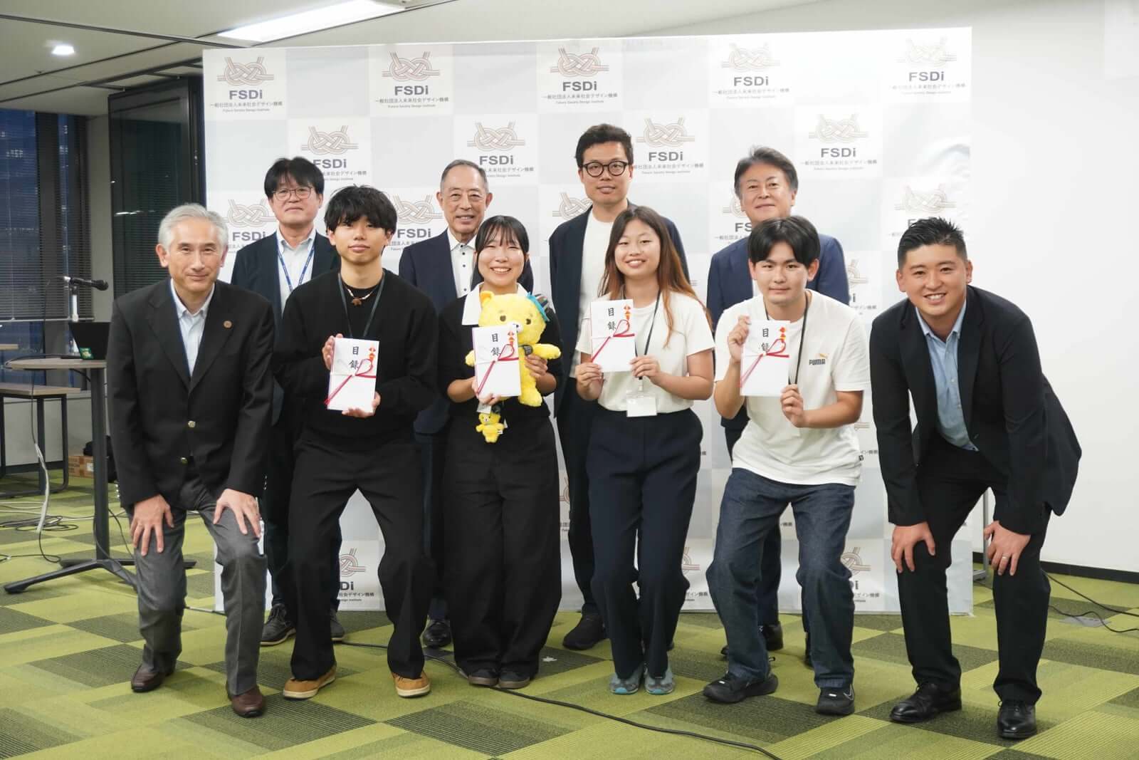 登壇学生と関係者の集合写真
